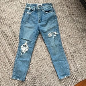 ABERCROMBIE & FITCH HIGH RISE MOM JEAN 27/4R DISTRESSED MEDIUM WASH